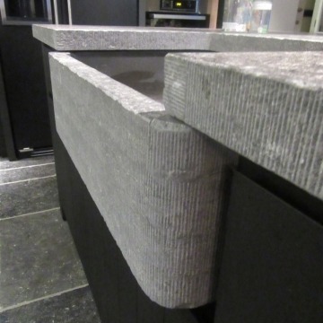 massieve lavabo in blauwe hardsteen machinaal verouderd