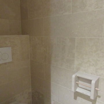 bekleding toilet in witsteen simyra brossato + wc-rolhouder ook in witsteen
