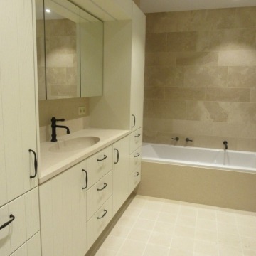 badkamer in witsteen simyra brossato
