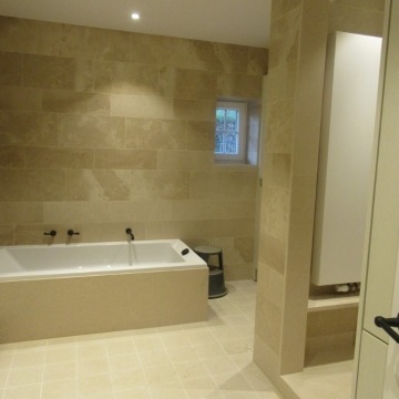 badkamer in witsteen simyra brossato