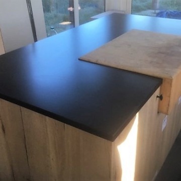 blad in silestone negro tebas suede met ingewerkte houten kapblok